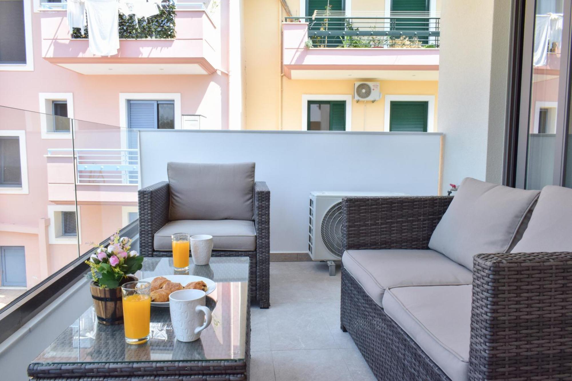 S & E * Lefkada City