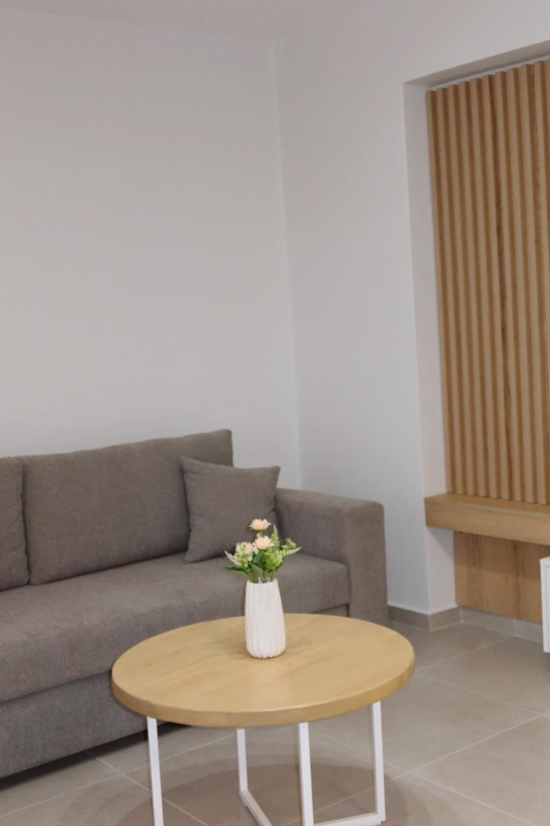 S & E Apartment *